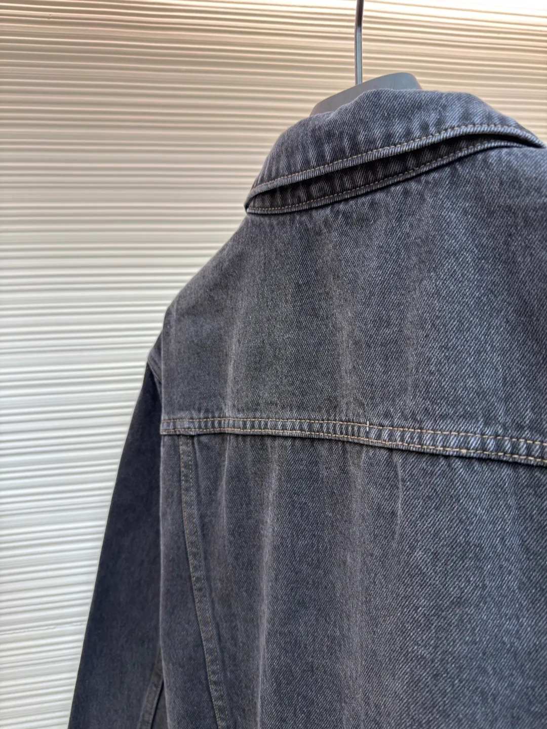 LOUIS VUITTON sand-washed embroidered denim jacket ●Original version: purchased and developed by 16217 ●Item number: 1681019-B55 ●Fabric: denim fabric ●Technology: washed embroidery production ●Version: fitted version ●Weight: about 1055 grams ●Size: 46-48-50-52 ●Description: Made of high-quality cow fabric, with clear and crisp texture, good wear resistance and breathability, comfortable and durable to wear; the brand logo embroidery on the chest adopts precise embroidery technology, the embroidery thread is full and tough, the stitches are fine and even, and the pattern outline is clear and three-dimensional; metal buttons and rivets It is made of high-quality hardware material, and the surface has been finely polished and plated. The color is bright and not easy to oxidize and fall off, and the combination with the denim fabric is strong and reliable; the jacket has a classic and elegant lapel shape, neat and smooth tailoring, which fits the body shape without losing a sense of leisure; the high-waist design firmly locks the waistline, instantly optimizing the body proportions and modifying the leg shape. The overall wiring is straight and delicate, the fabric is comfortable and soft, and the color is consistent without color difference. It can be matched with the same style to create a fashionable look and control various occasions. Customized accessories, complete with three standards, same style for men and women!